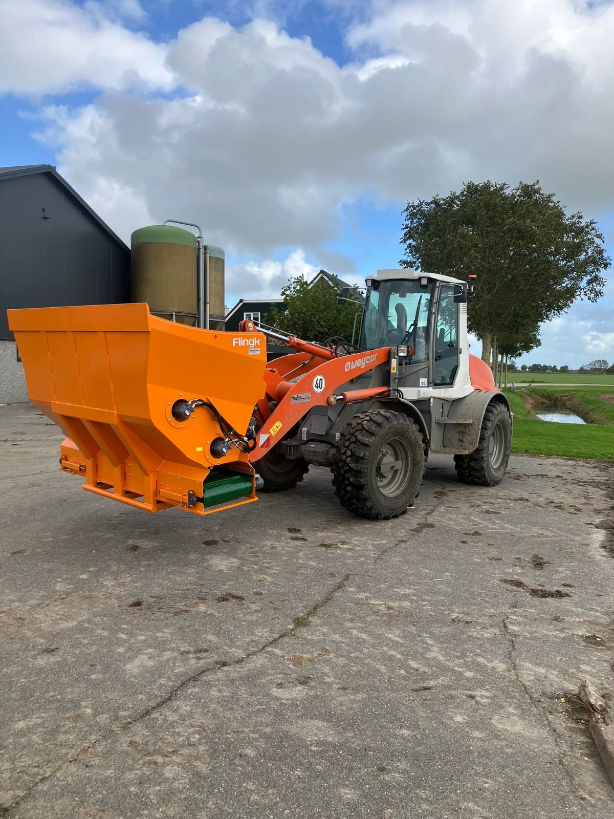 Aflevering Flingk beddingvlakker en boxeninstrooier